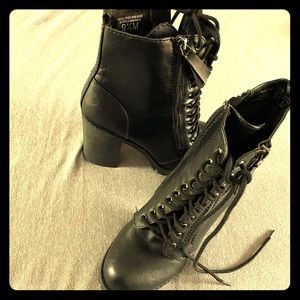 Women black heeled boot